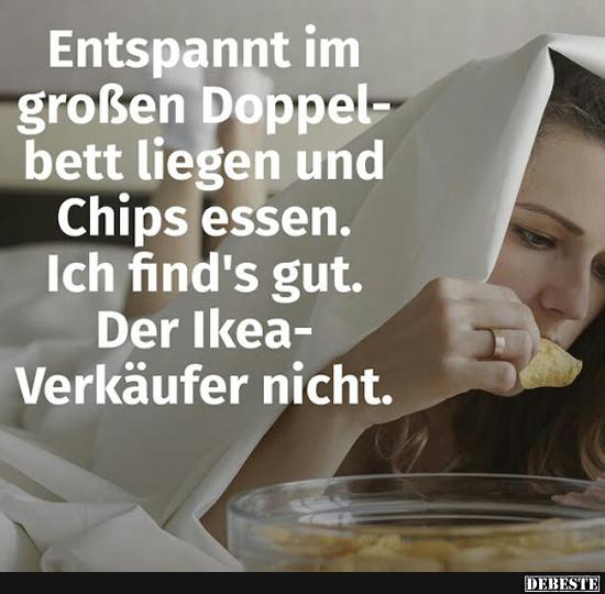 Entspannt im großen Doppelbett liegen und Chips essen..