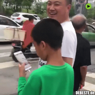 Dieses Kind hat mit dem Handy gespielt und ist mit den falschen Eltern weggegangen..