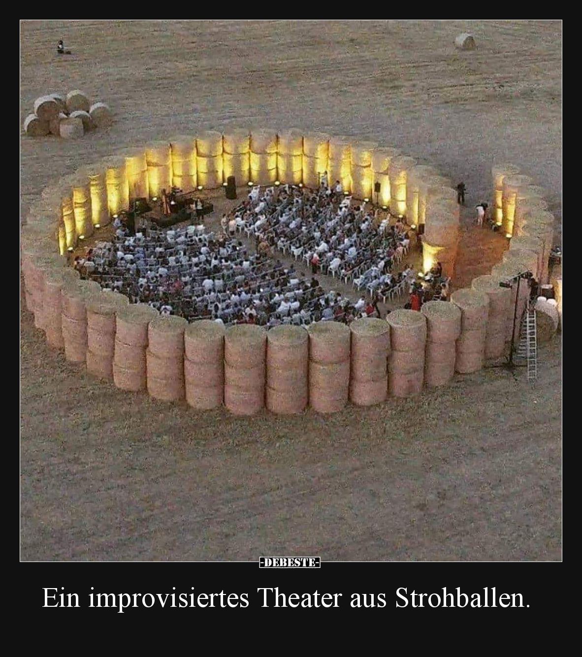 Ein improvisiertes Theater aus Strohballen.
