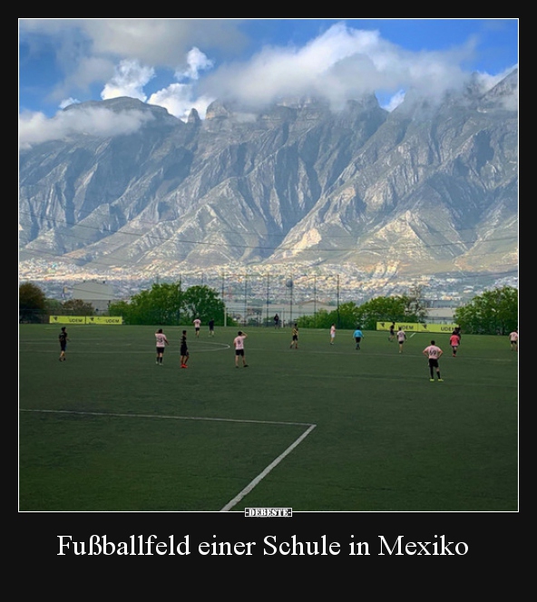 Fußballfeld einer Schule in Mexiko.. - Lustige Bilder | DEBESTE.de