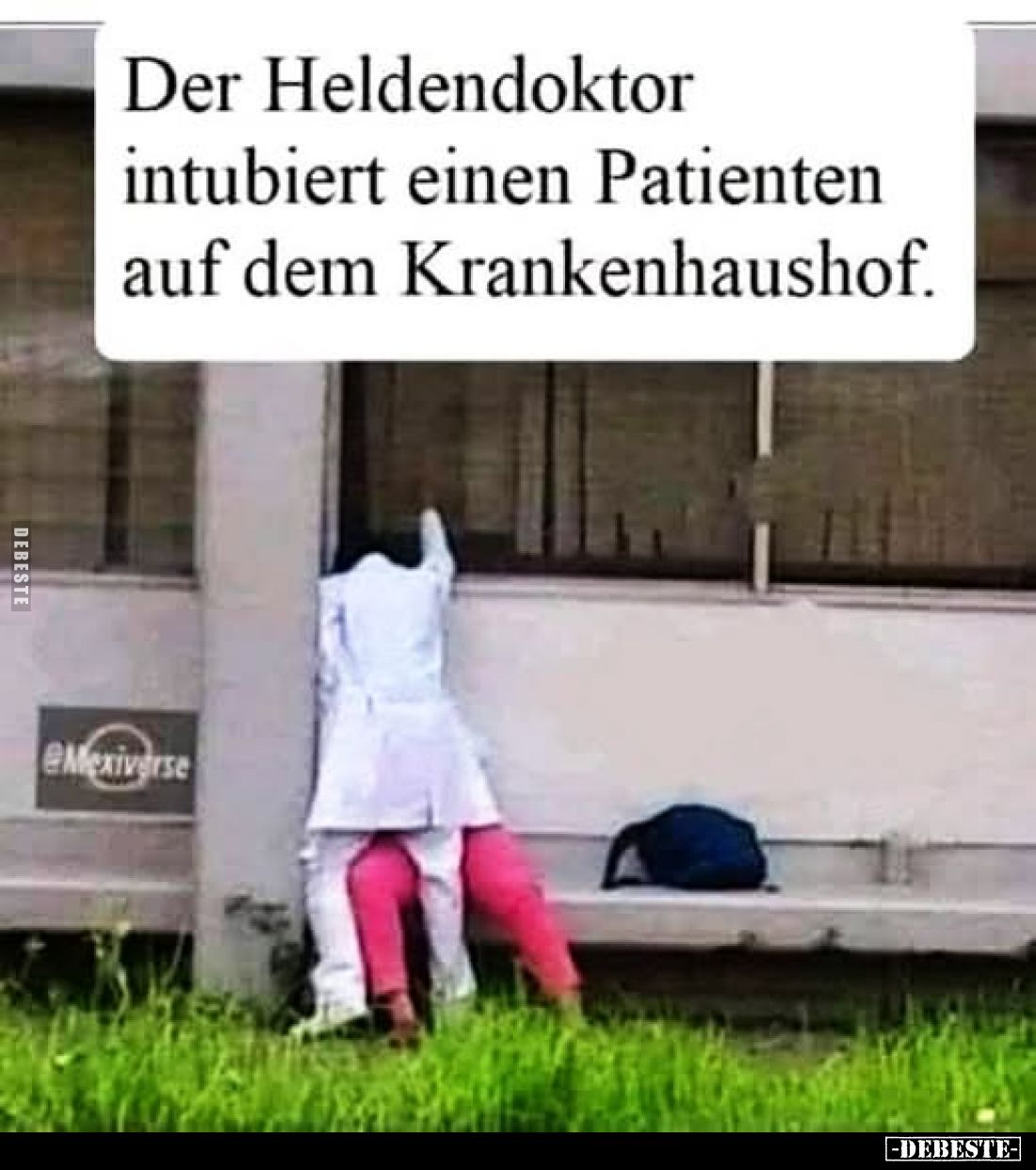 Der Heldendoktor intubiert einen Patienten auf dem Krankenhaushof.