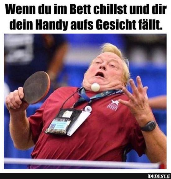 Wenn du im Bett chillst und dir dein Handy aufs Gesicht fällt..