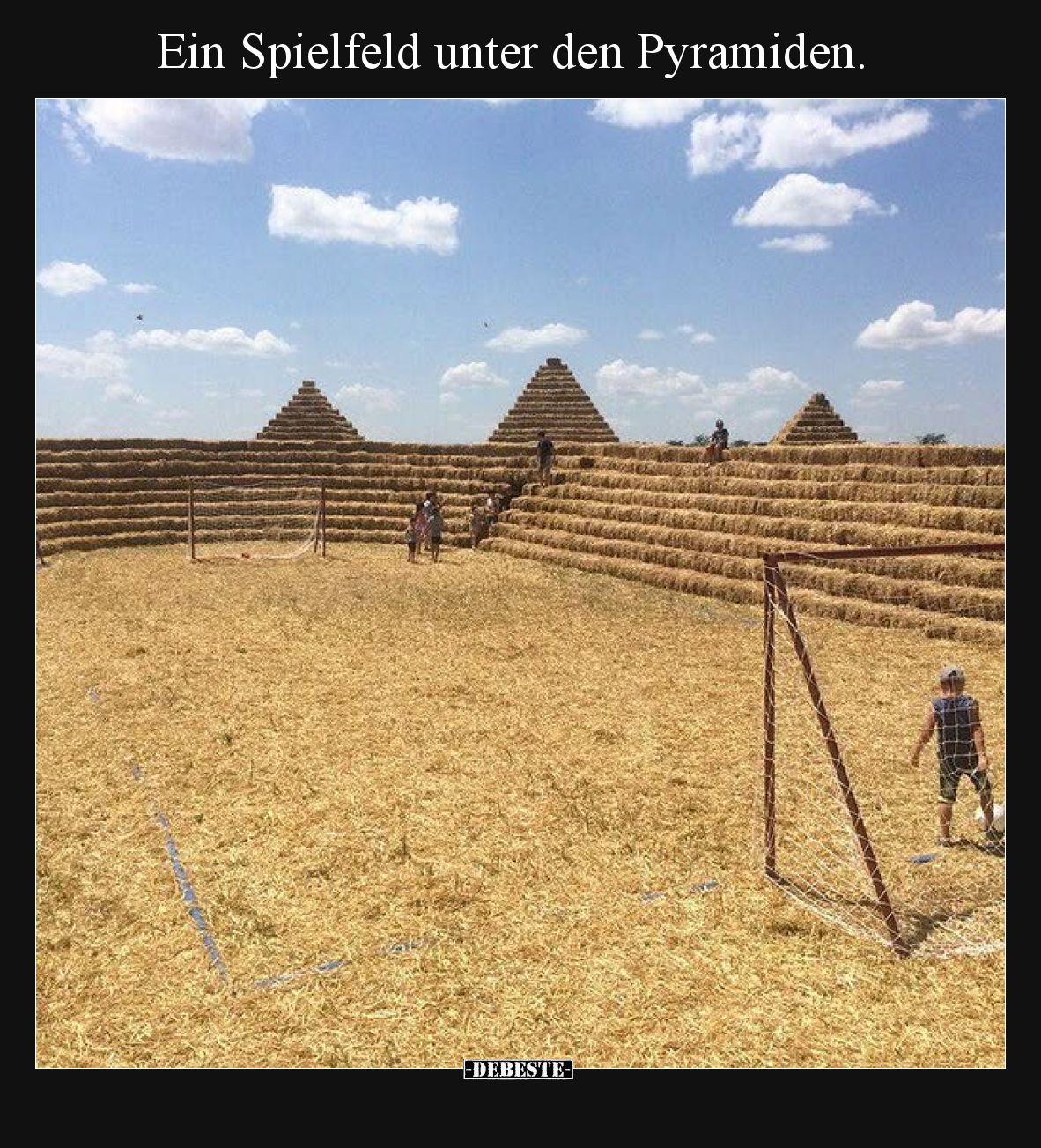 Ein Spielfeld unter den Pyramiden.