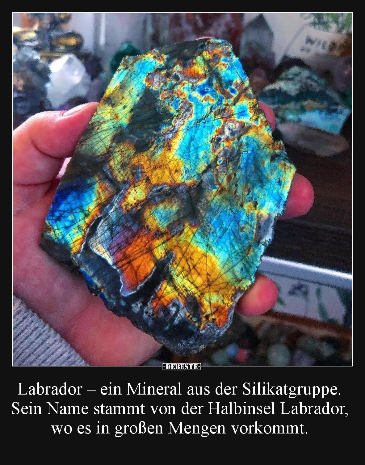 Labrador – ein Mineral aus der Silikatgruppe. Sein Name stammt von der Halbinsel Labrador, wo es in großen Mengen vorkommt.