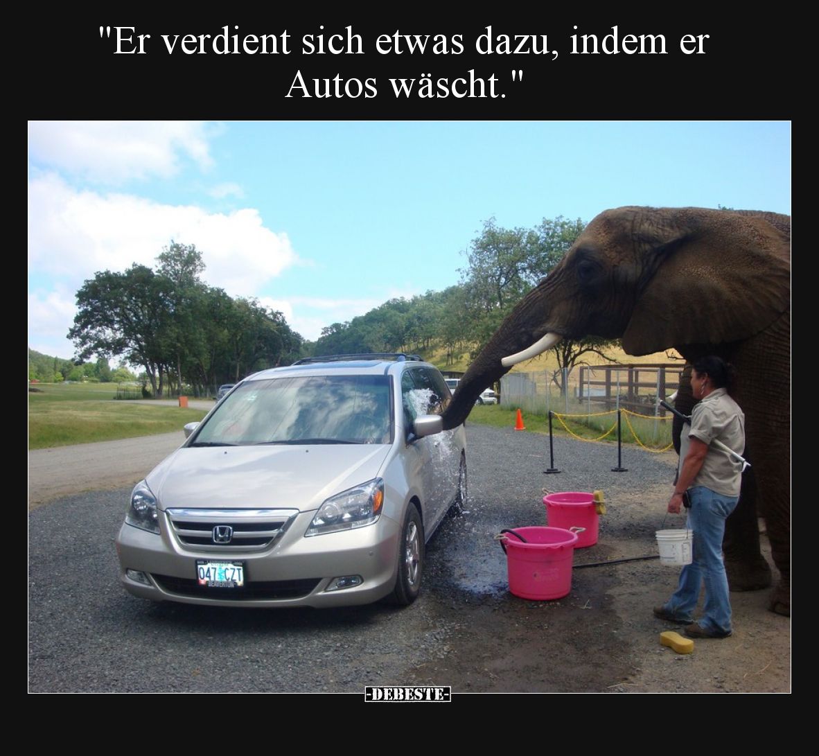 Er verdient sich etwas dazu, indem er Autos wäscht.