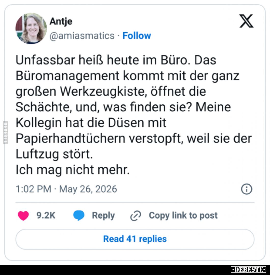 Unfassbar heiß heute im Büro.
Das Büromanagement kommt mit der ganz großen Werkzeugkiste, öffnet die Schächte, und, was find...