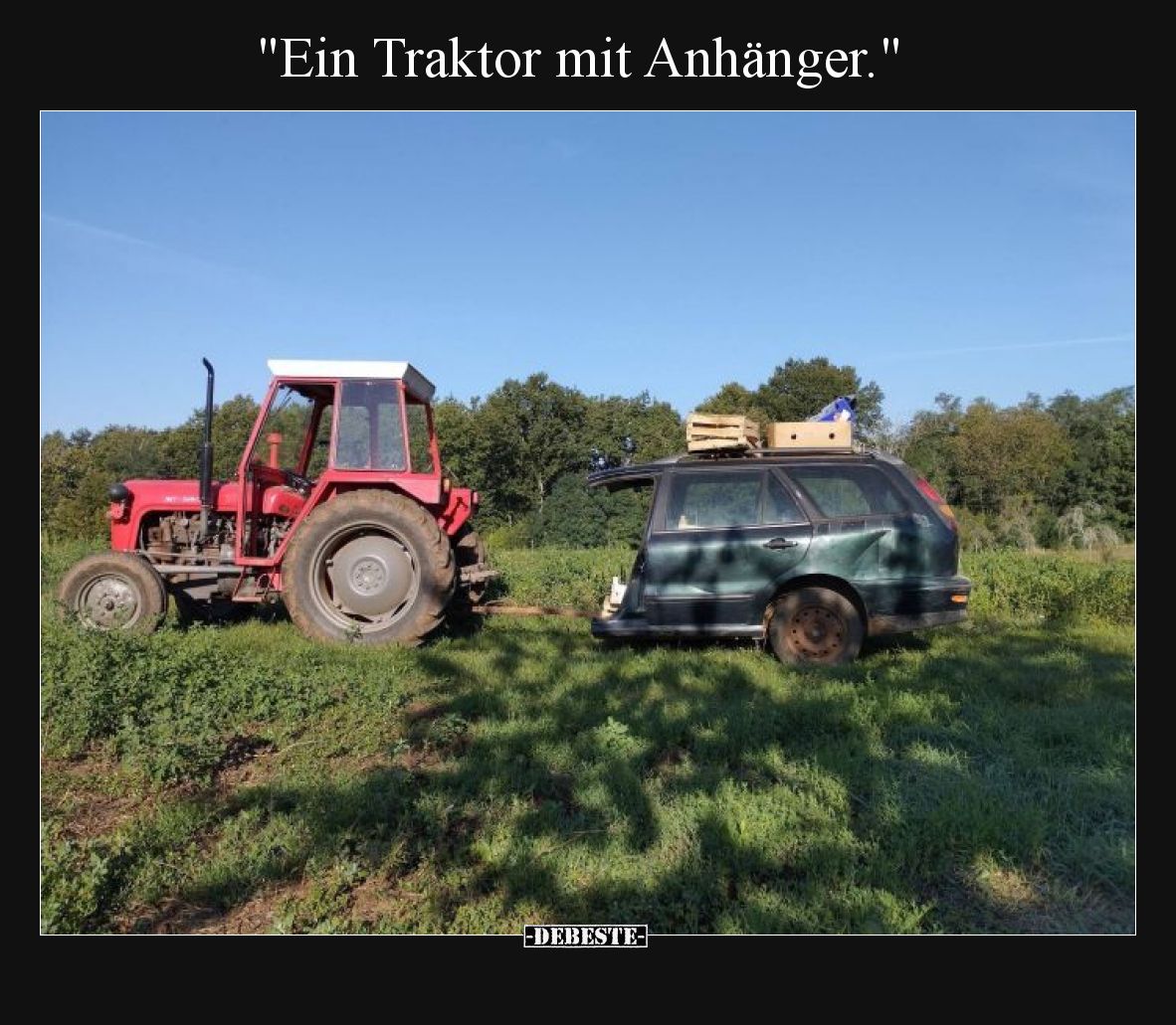 Ein Traktor mit Anhänger.