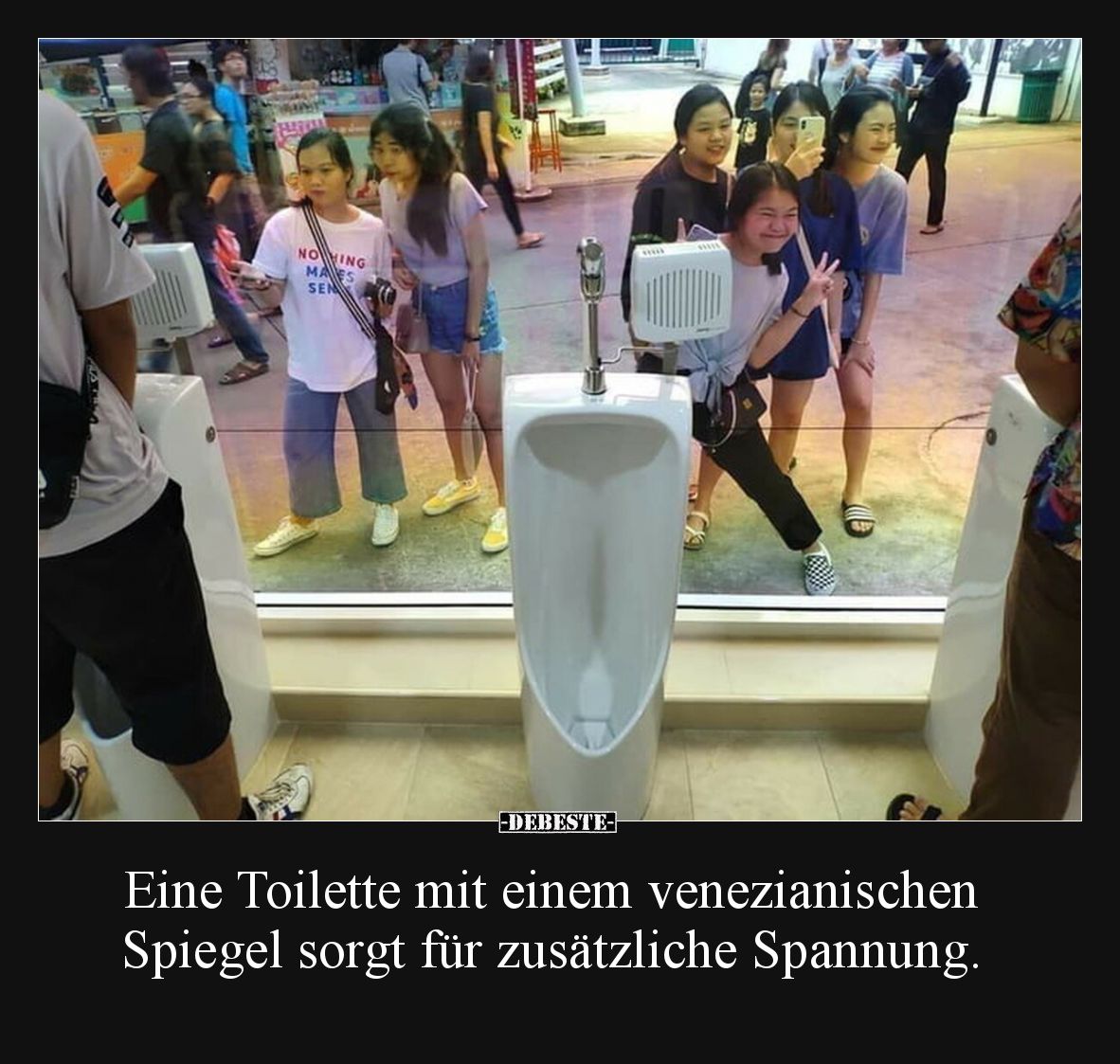 Eine Toilette mit einem venezianischen Spiegel sorgt für.. - Lustige Bilder | DEBESTE.de