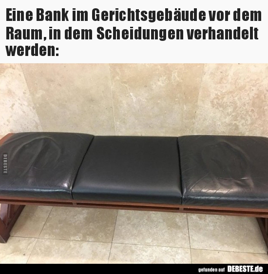 Eine Bank im Gerichtsgebäude vor dem Raum, in dem.. - Lustige Bilder | DEBESTE.de