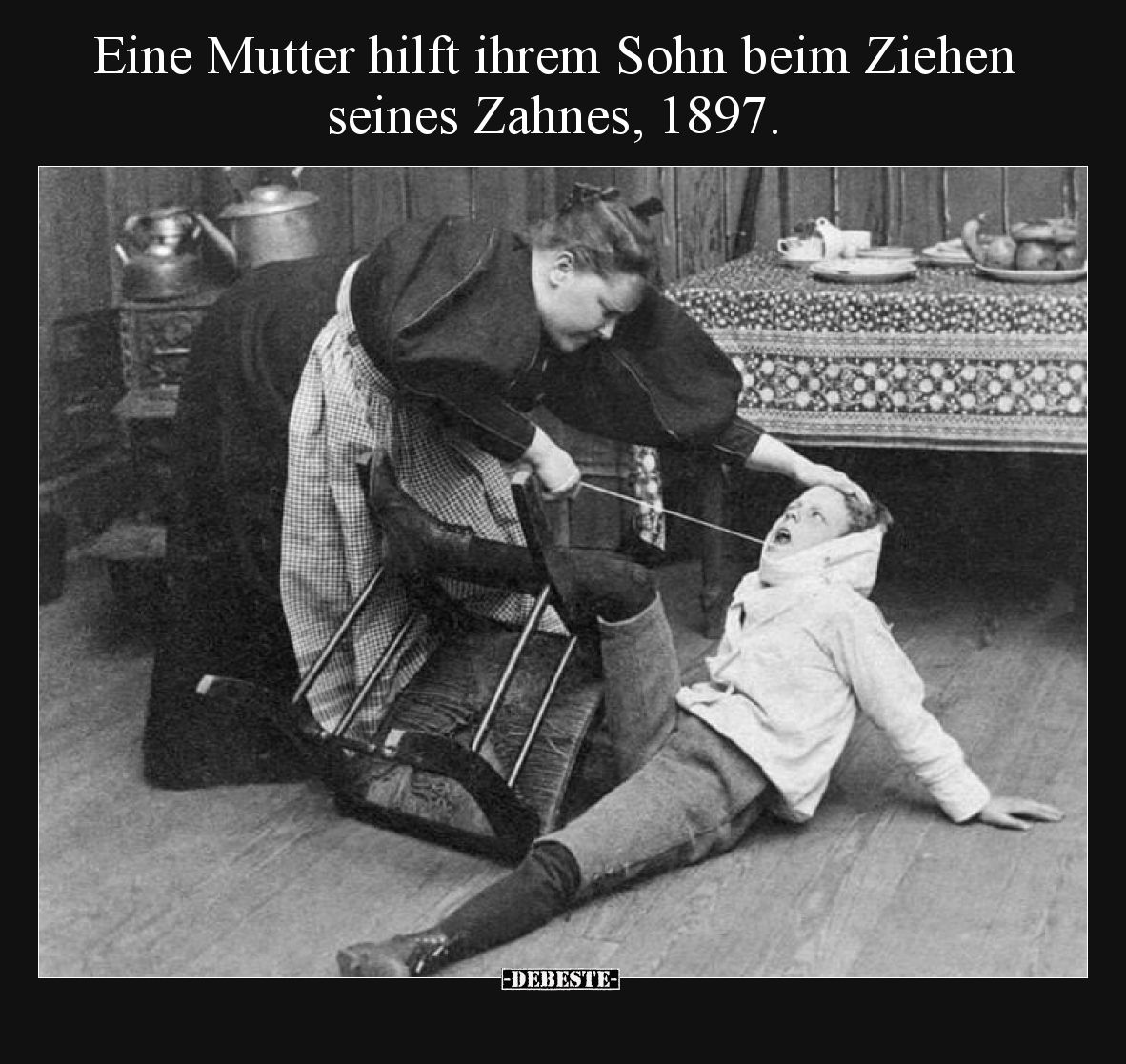 Eine Mutter hilft ihrem Sohn beim Ziehen seines Zahnes.. - Lustige Bilder | DEBESTE.de