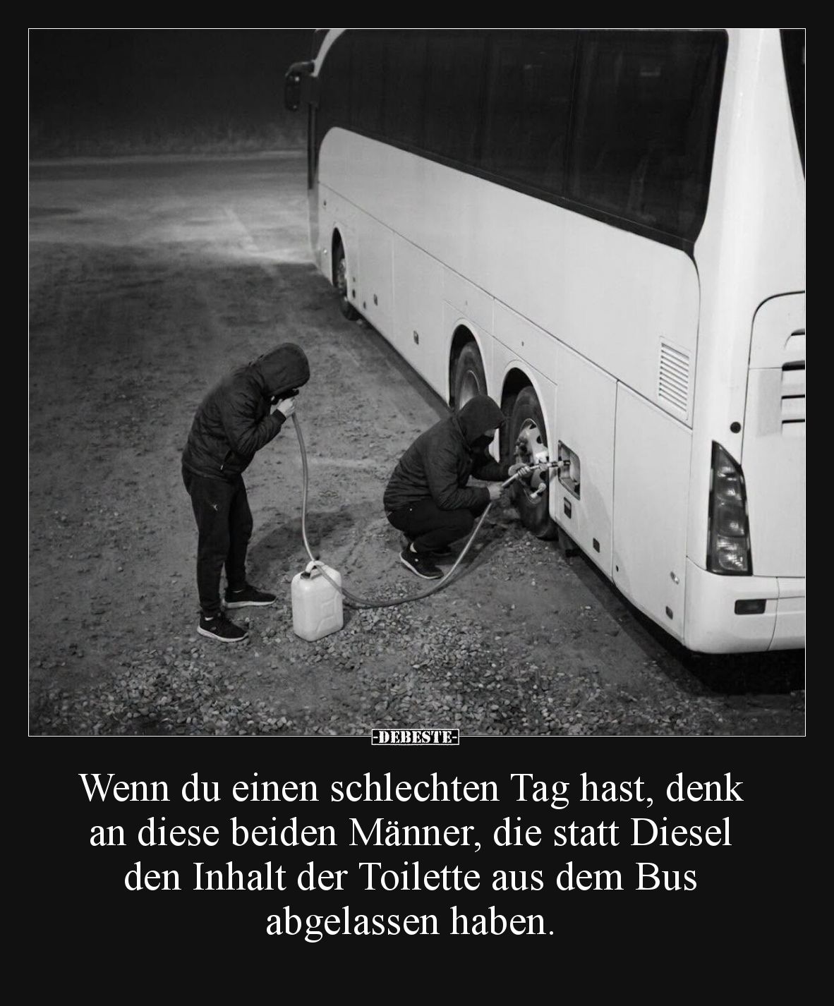 Wenn du einen schlechten Tag hast, denk an diese beiden Männer, die statt Diesel den Inhalt der Toilette aus dem Bus abgelass...