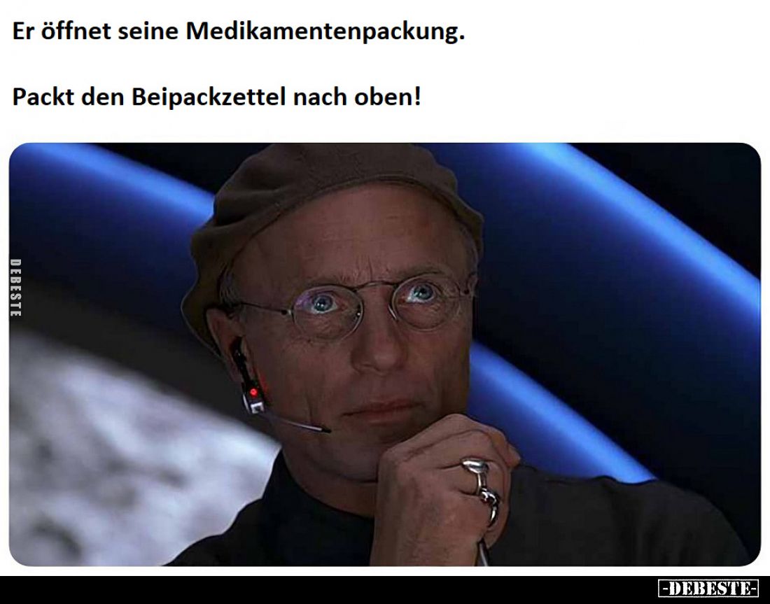 Er öffnet seine Medikamentenpackung. Packt den Beipackzettel nach oben!