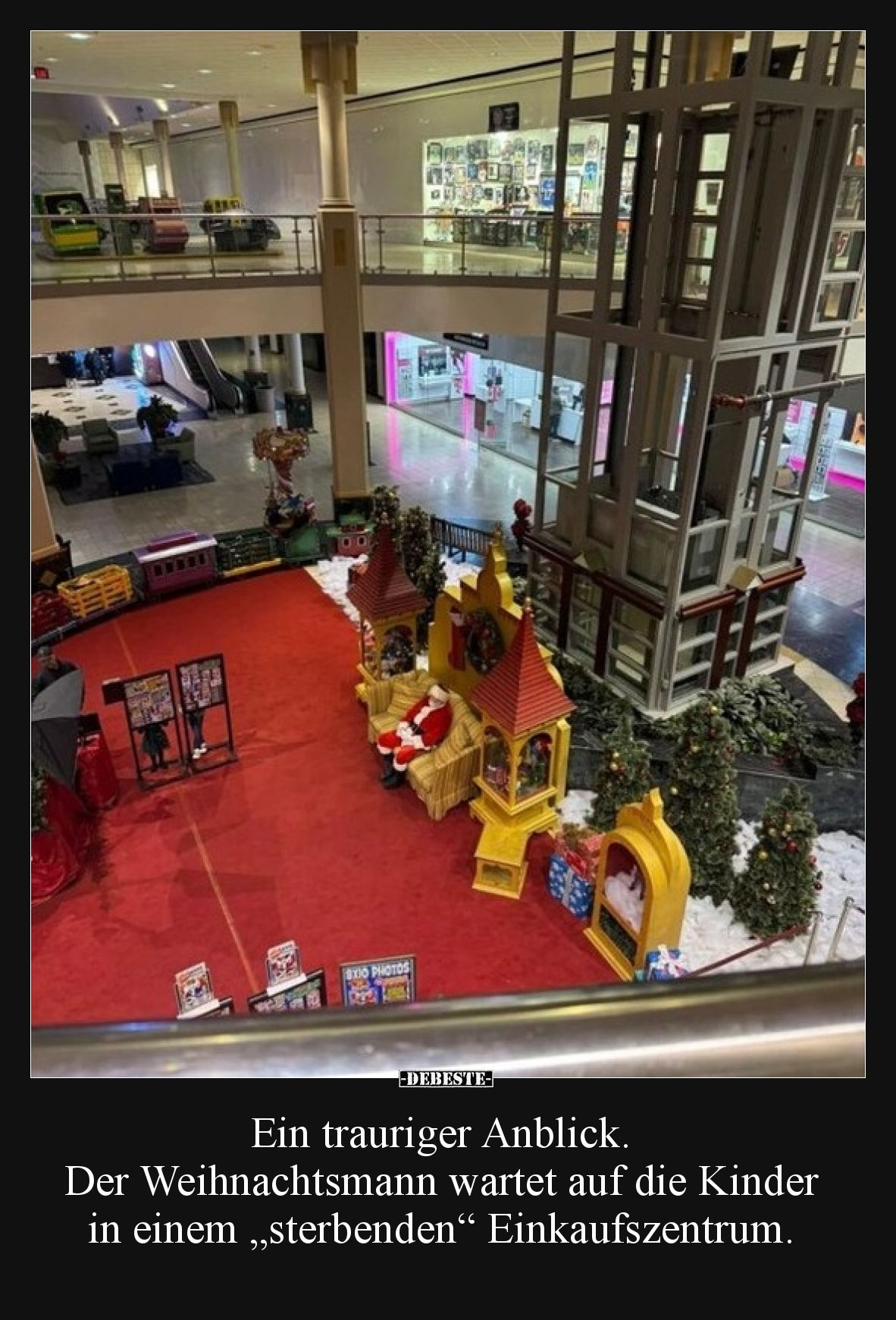 Ein trauriger Anblick. Der Weihnachtsmann wartet auf die Kinder in einem „sterbenden“ Einkaufszentrum.