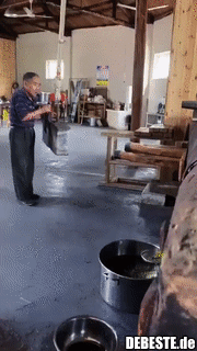 Traditionelles Verfahren zum Pressen von Rapsöl..