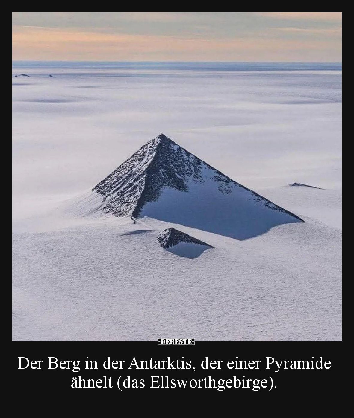 Der Berg in der Antarktis, der einer Pyramide ähnelt (das Ellsworthgebirge).