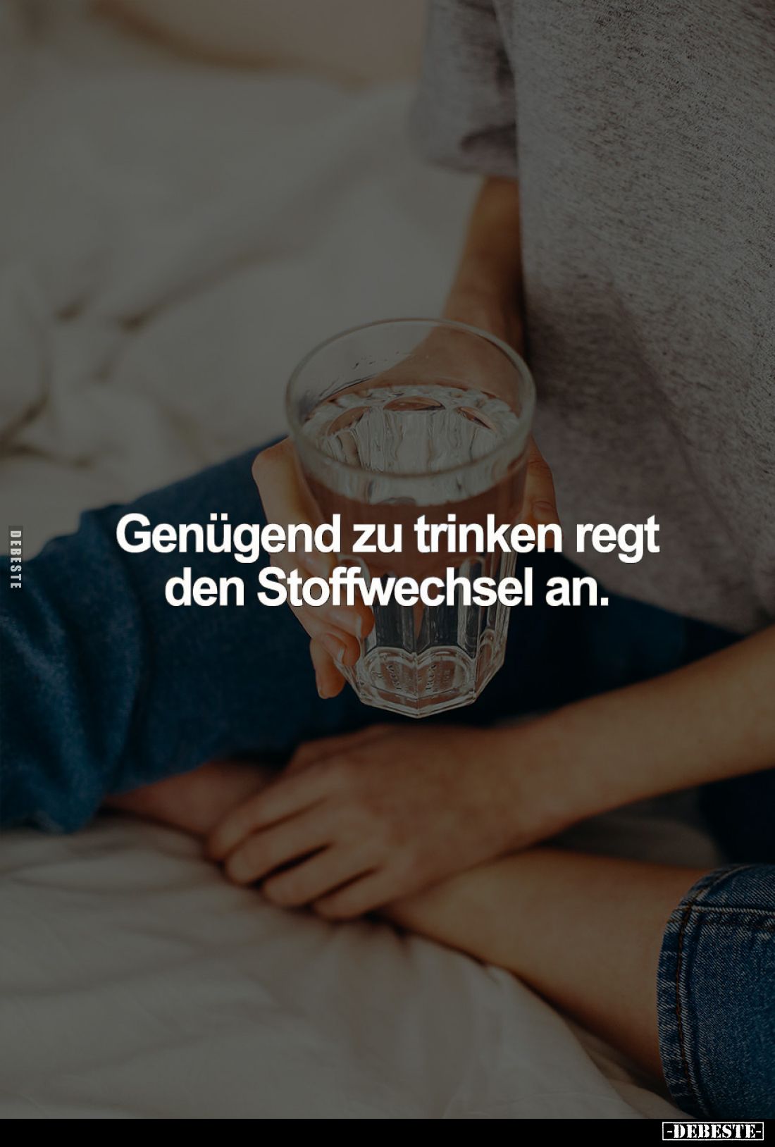 Genügend zu trinken regt den Stoffwechsel an.