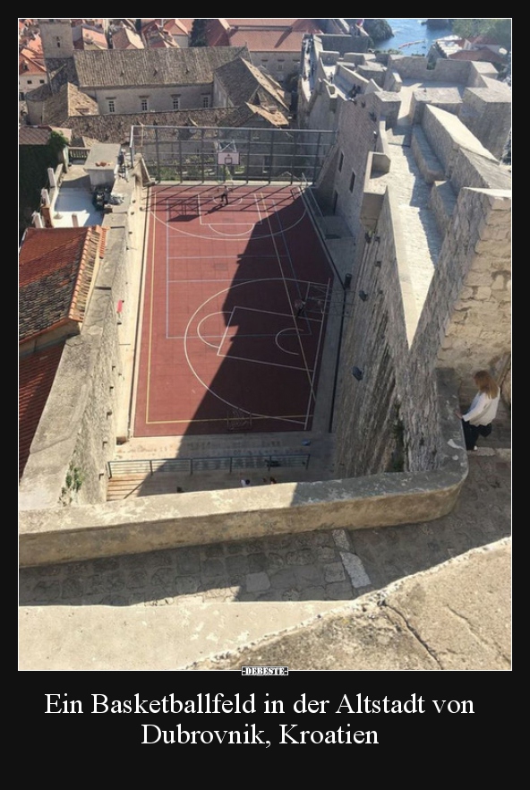 Ein Basketballfeld in der Altstadt von Dubrovnik, Kroatien.. - Lustige Bilder | DEBESTE.de