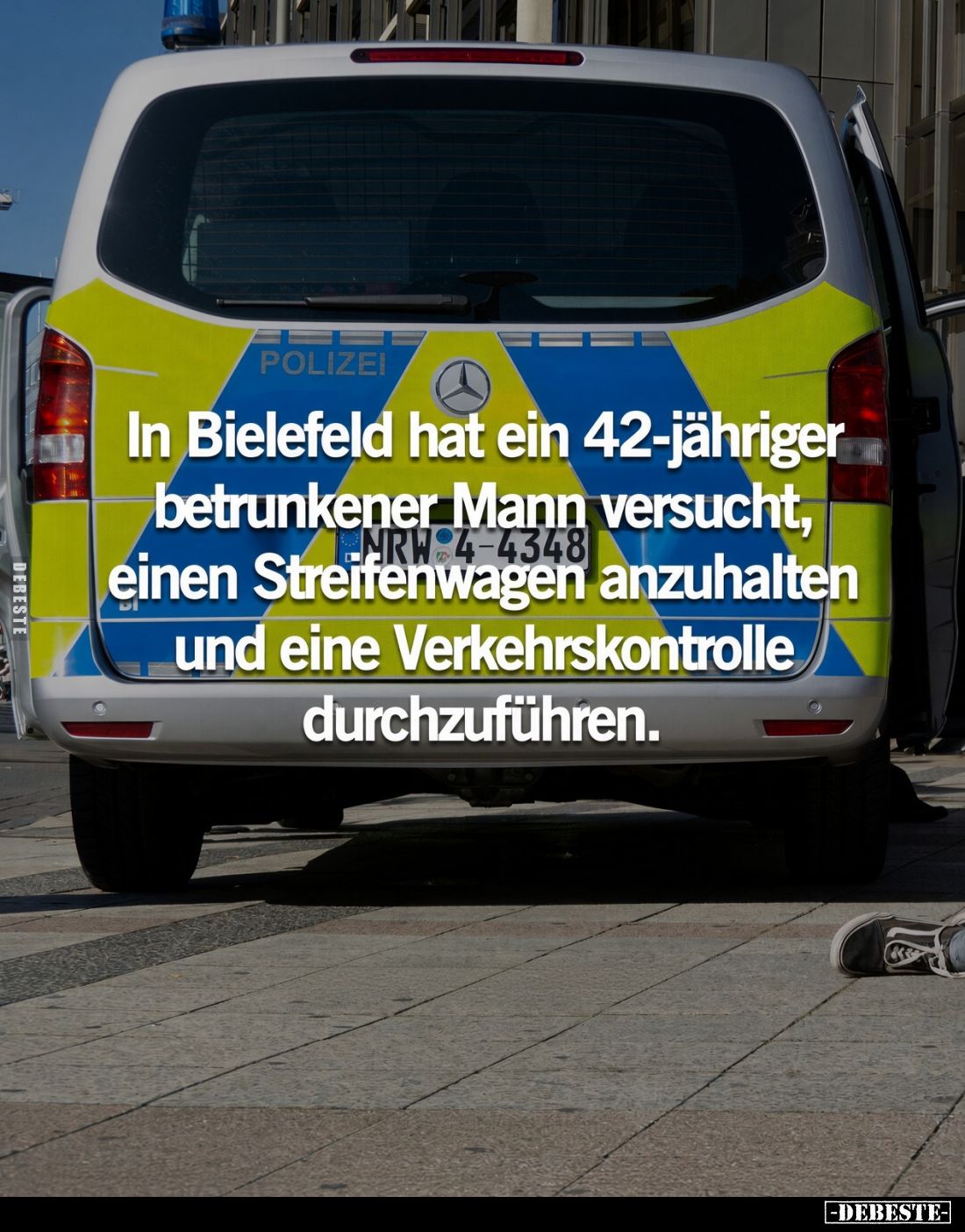 In Bielefeld hat ein 42-jähriger betrunkener Mann versucht, einen Streifenwagen anzuhalten und eine Verkehrskontrolle durchzu...