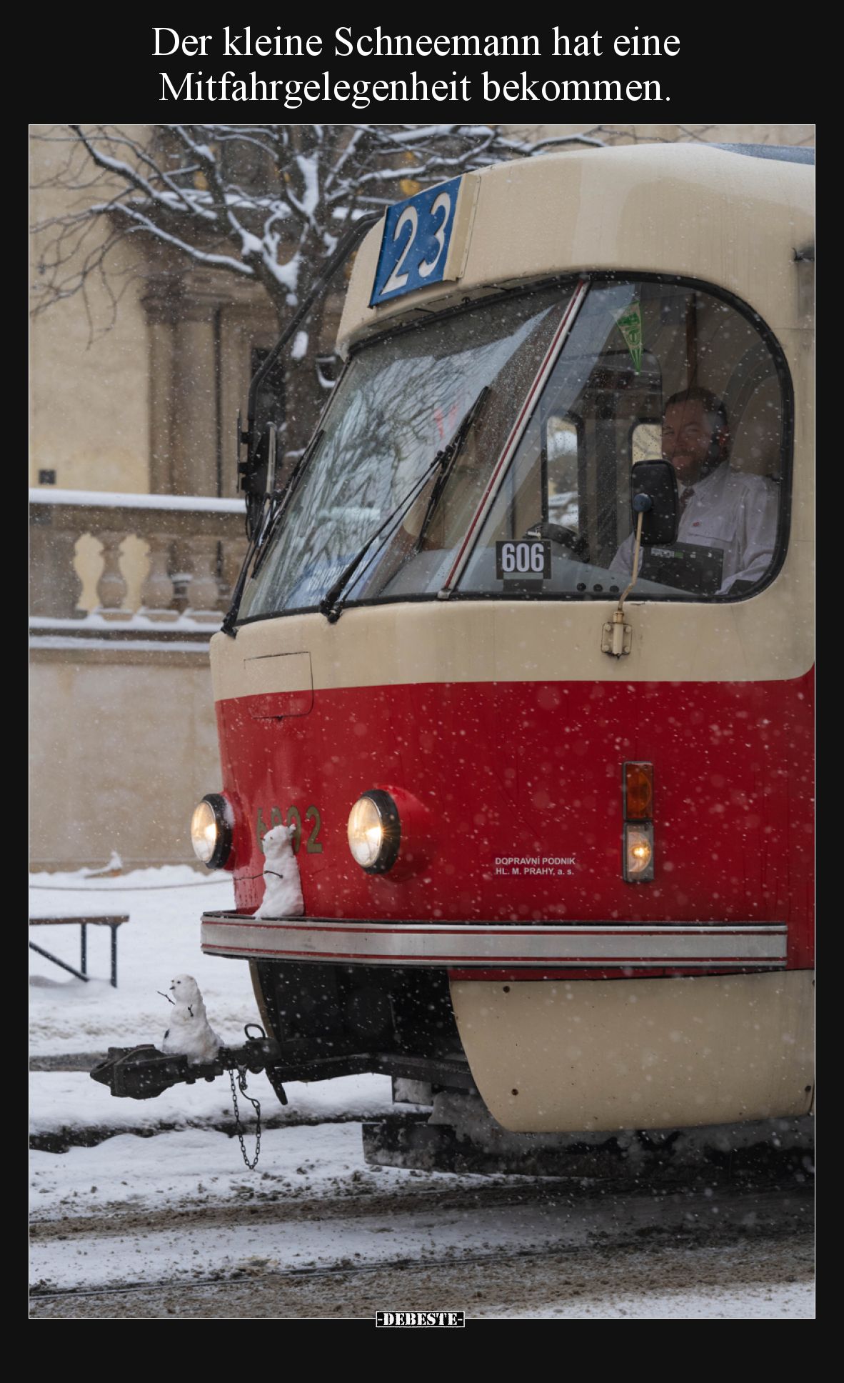 Der kleine Schneemann hat eine Mitfahrgelegenheit bekommen.