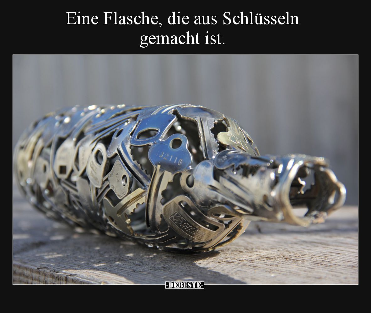 Eine Flasche, die aus Schlüsseln gemacht ist.
