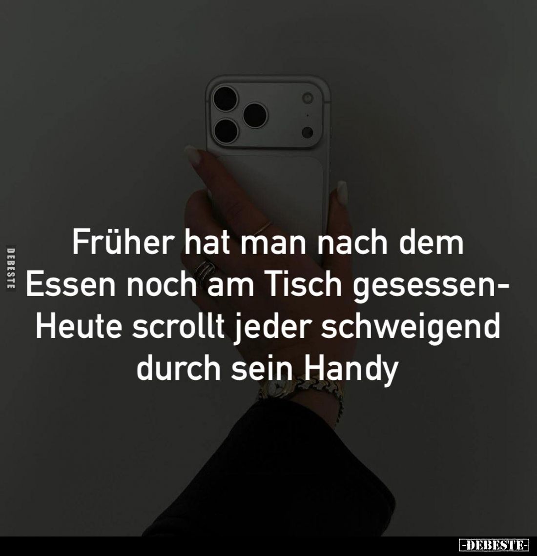 Früher hat man nach dem Essen noch am Tisch gesessen - Heute scrollt jeder schweigend durch sein Handy.