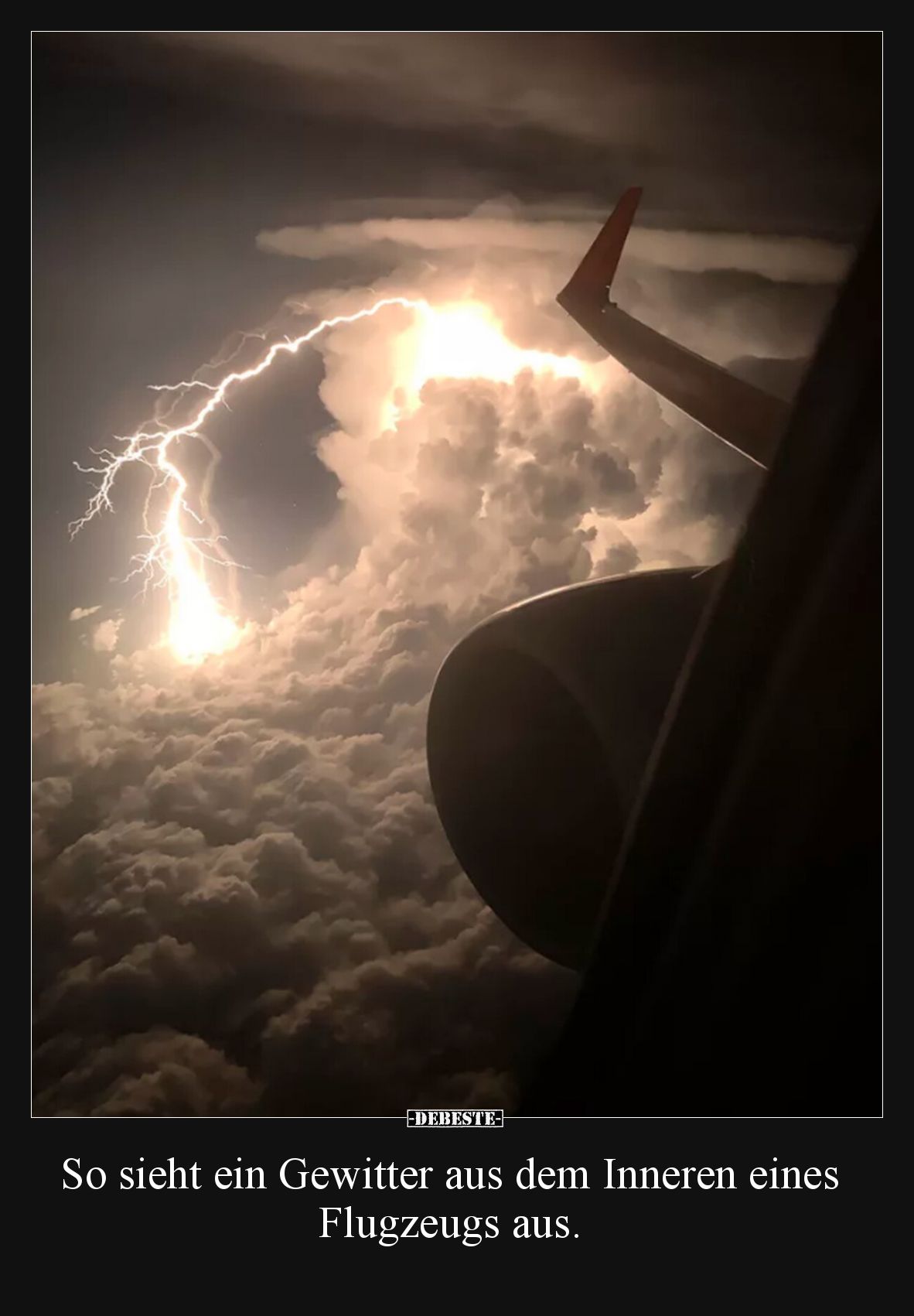 So sieht ein Gewitter aus dem Inneren eines Flugzeugs aus.