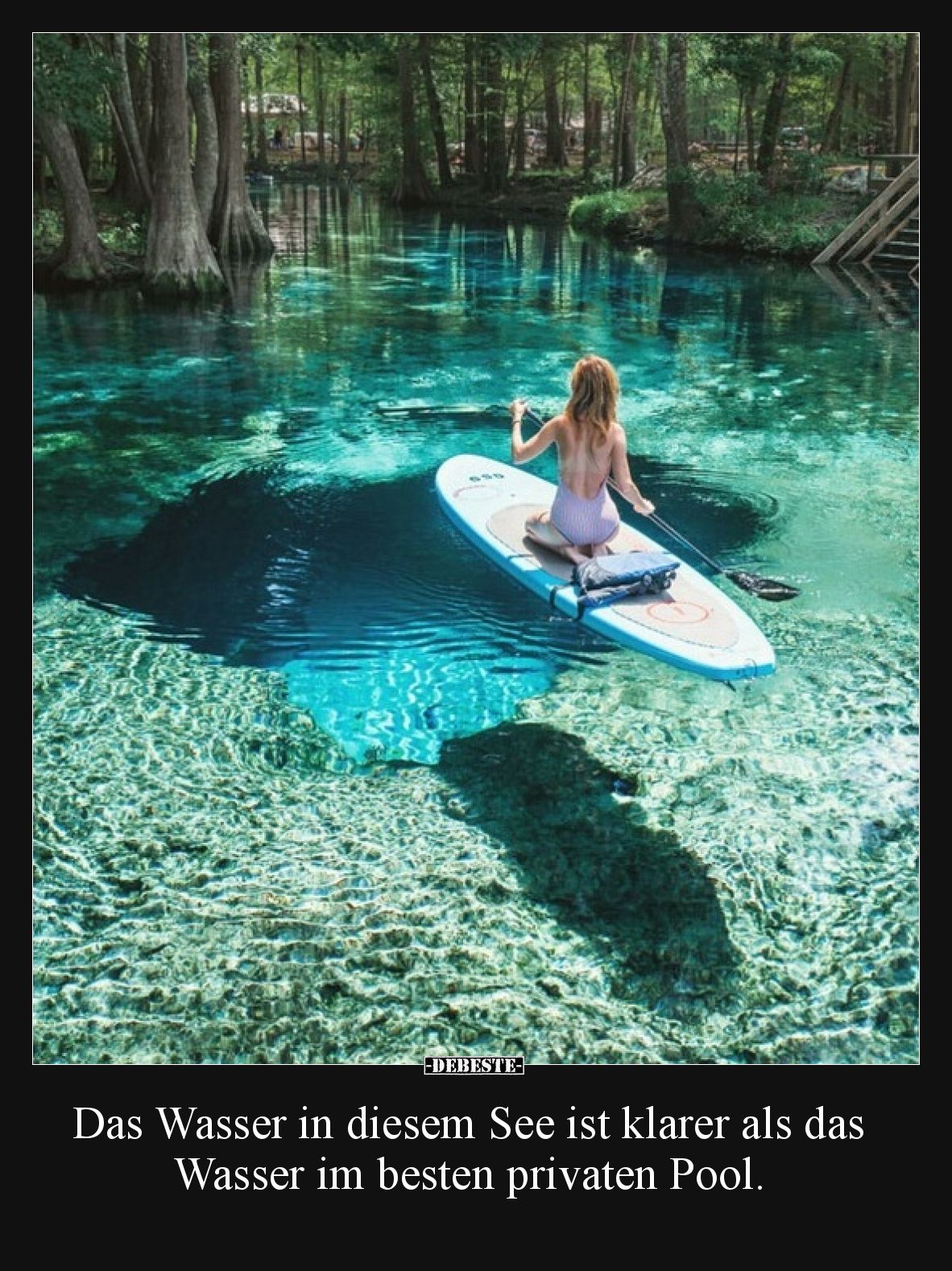 Das Wasser in diesem See ist klarer als das Wasser im besten privaten Pool.