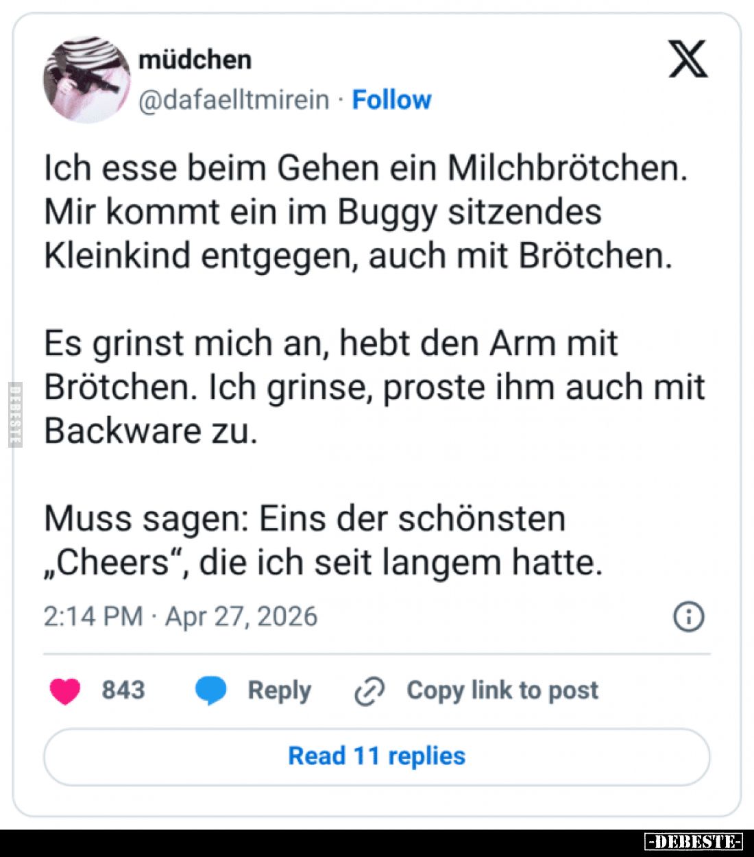 Ich esse beim Gehen ein Milchbrötchen. Mir kommt ein im Buggy sitzendes Kleinkind entgegen, auch mit Brötchen.Es grinst mich ...