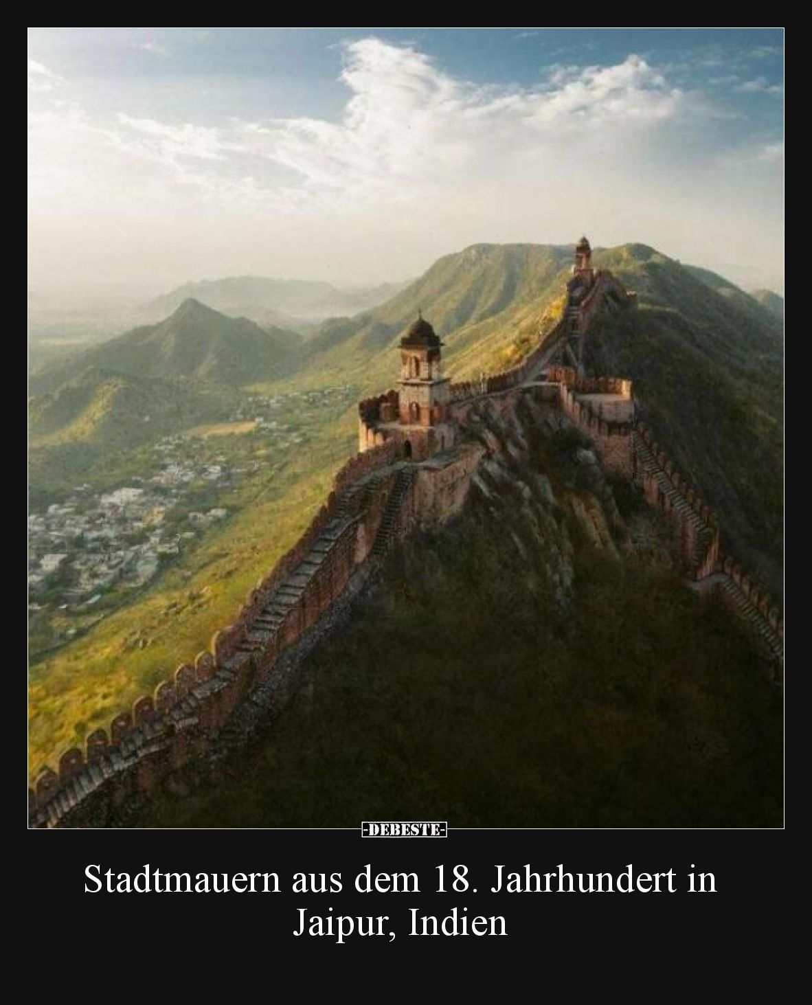 Stadtmauern aus dem 18. Jahrhundert in Jaipur, Indien