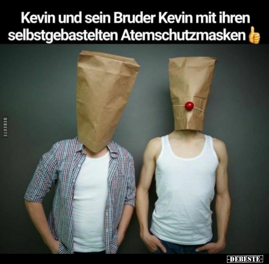 Kevin und sein Bruder Kevin mit ihren selbstgebastelten..