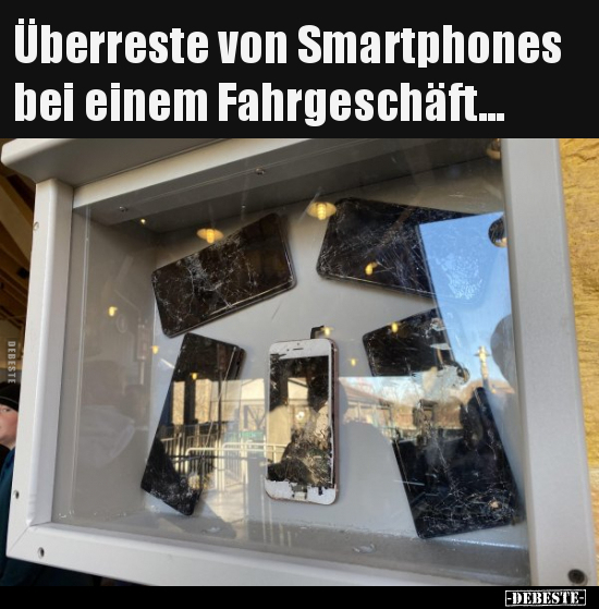 Überreste von Smartphones bei einem Fahrgeschäft... - Lustige Bilder | DEBESTE.de