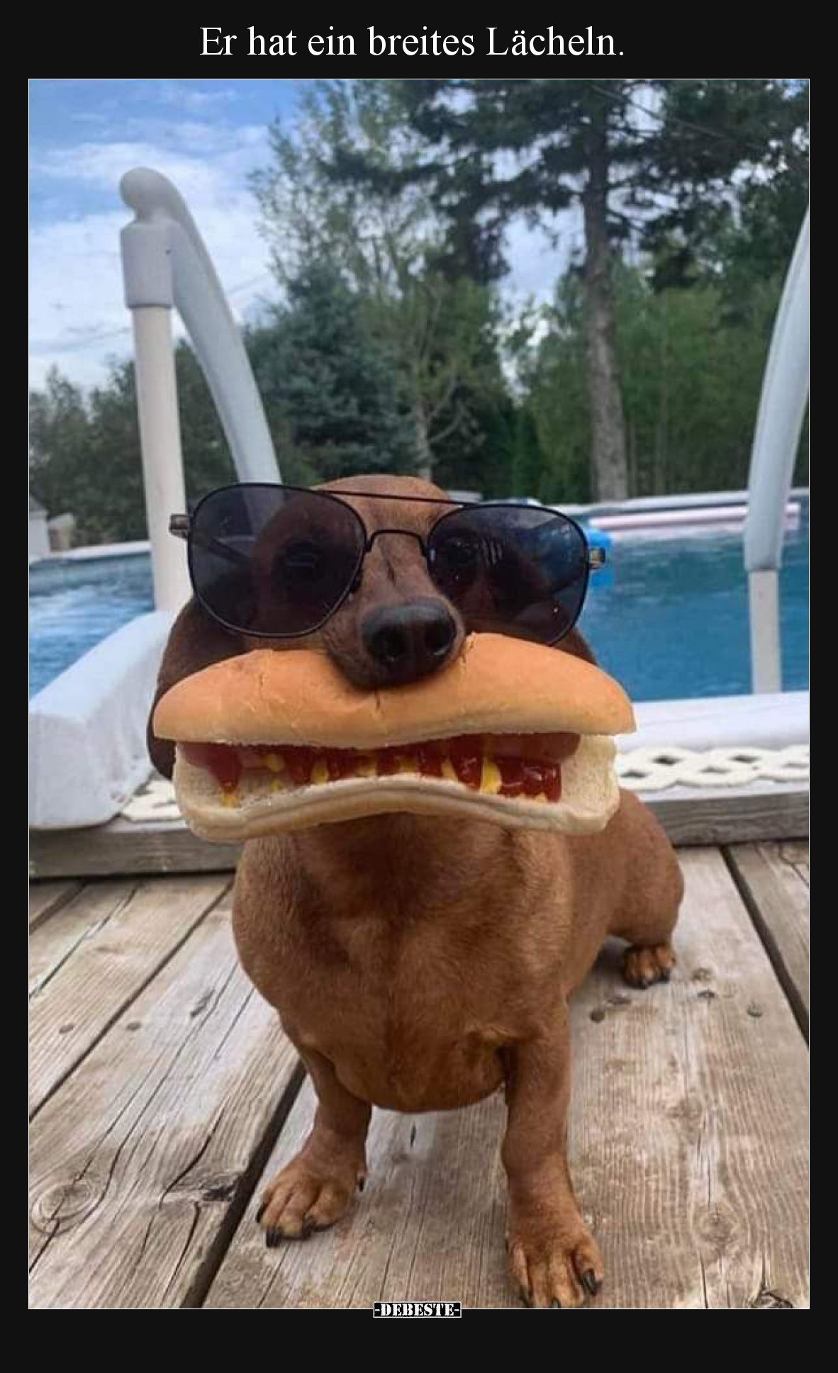 Er hat ein breites Lächeln.