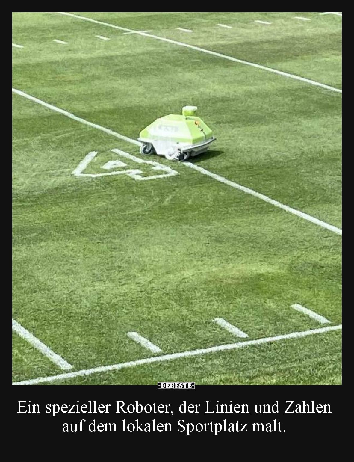 Ein spezieller Roboter, der Linien und Zahlen auf dem lokalen Sportplatz malt.
