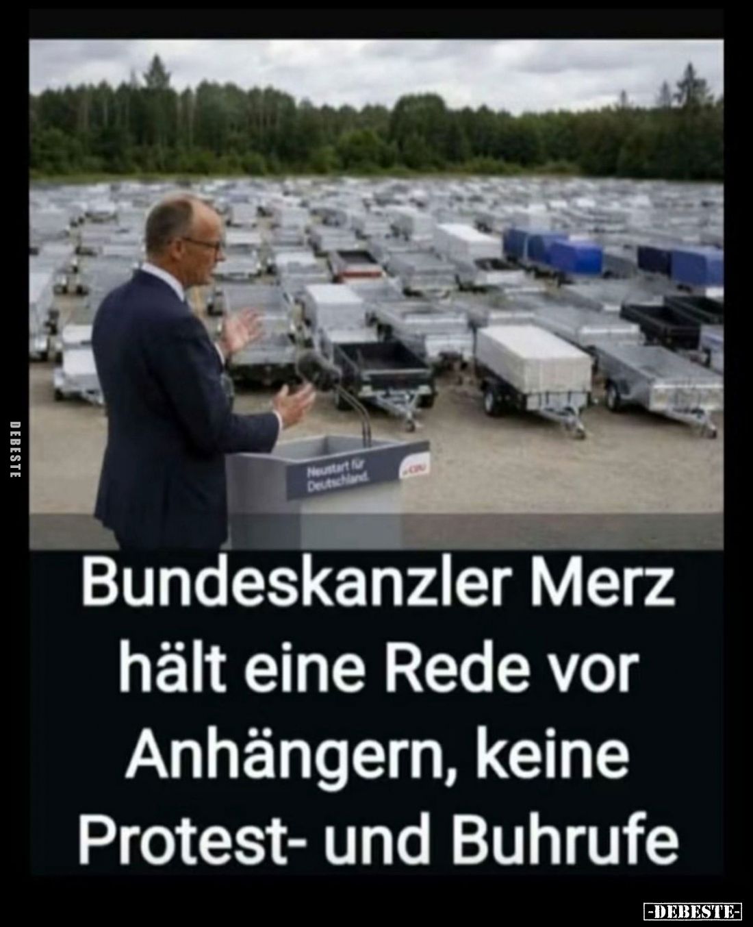 Bundeskanzler Merz hält eine Rede vor Anhängern, keine Protest- und Buhrufe.