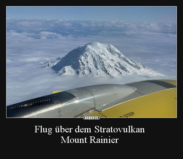 Flug über dem Stratovulkan Mount Rainier..