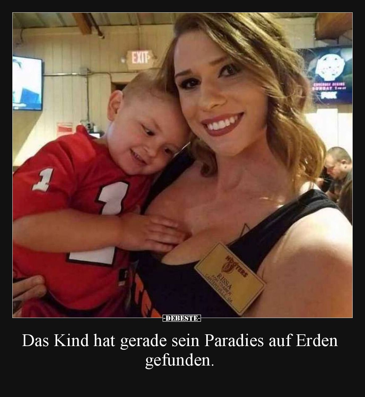 Das Kind hat gerade sein Paradies auf Erden gefunden.