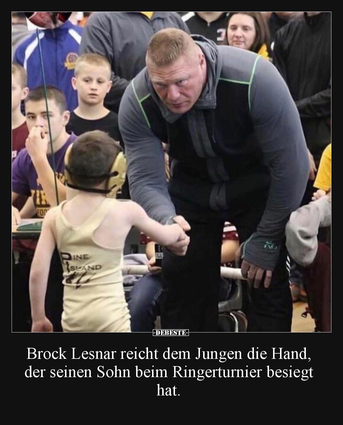 Brock Lesnar reicht dem Jungen die Hand, der seinen Sohn beim Ringerturnier besiegt hat.