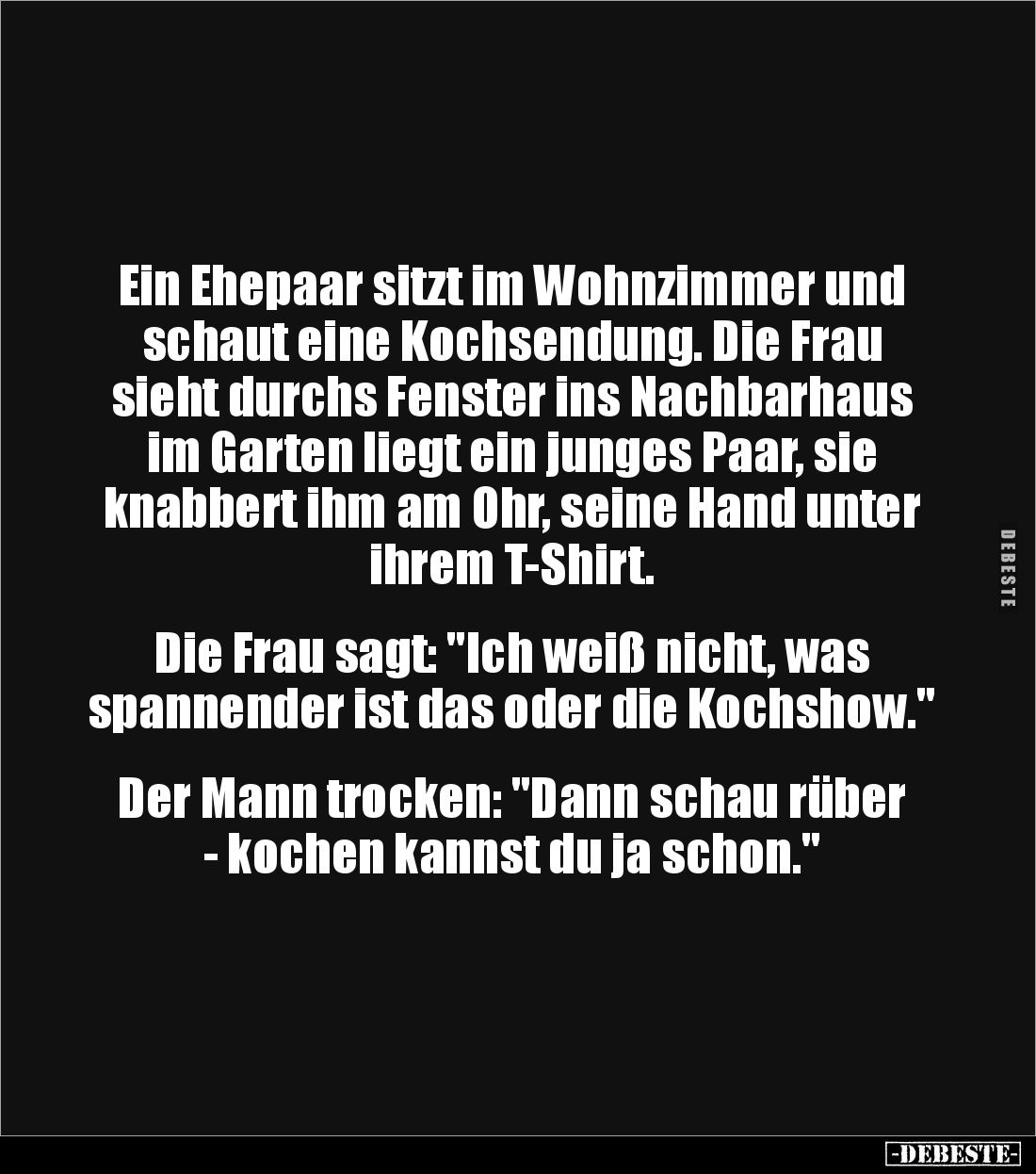 Ein Ehepaar sitzt im Wohnzimmer und schaut eine Kochsendung. Die Frau sieht durchs Fenster ins Nachbarhaus im Garten liegt ei...