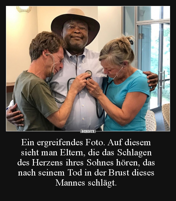 Ein ergreifendes Foto. Auf diesem sieht man Eltern, die..