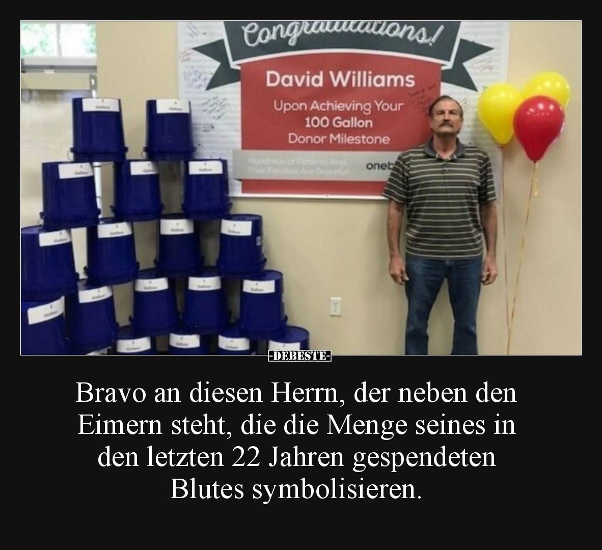 Bravo an diesen Herrn, der neben den Eimern steht, die die Menge seines in den letzten 22 Jahren gespendeten Blutes symbolisi...