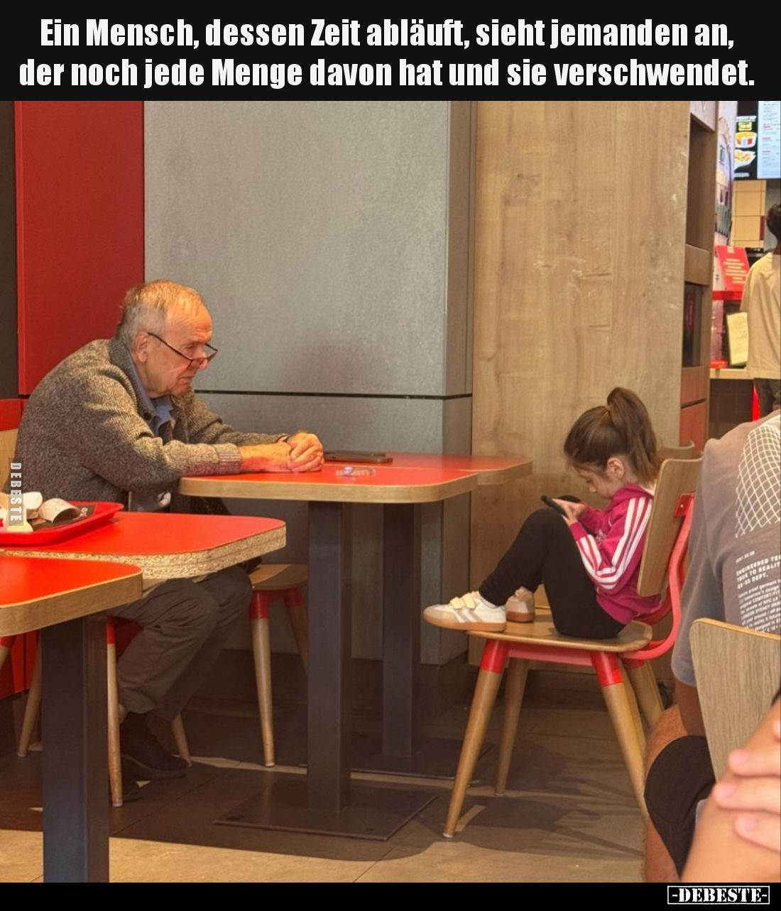 Ein Mensch, dessen Zeit abläuft, sieht jemanden an, der noch jede Menge davon hat und sie verschwendet.