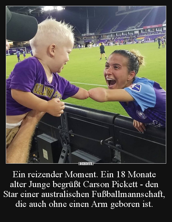 Ein reizender Moment. Ein 18 Monate alter Junge begrüßt..