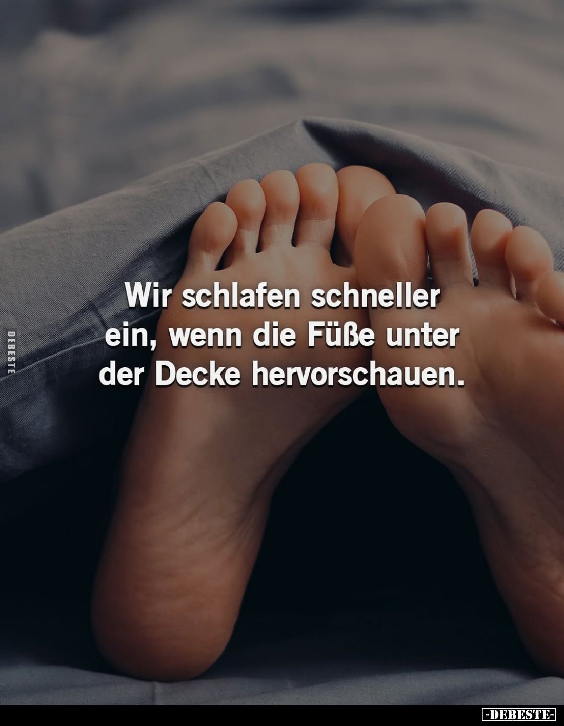 Wir schlafen schneller ein, wenn die Füße unter der Decke hervorschauen.