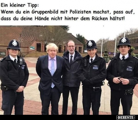 Ein kleiner Tipp: Wenn du ein Gruppenbild mit Polizisten.. - Lustige Bilder | DEBESTE.de