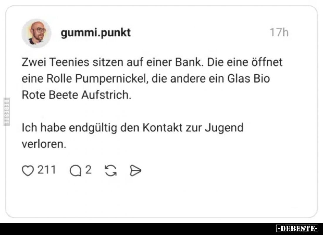 Zwei Teenies sitzen auf einer Bank. Die eine öffnet eine Rolle Pumpernickel, die andere ein Glas Bio Rote Beete Aufstrich.
...