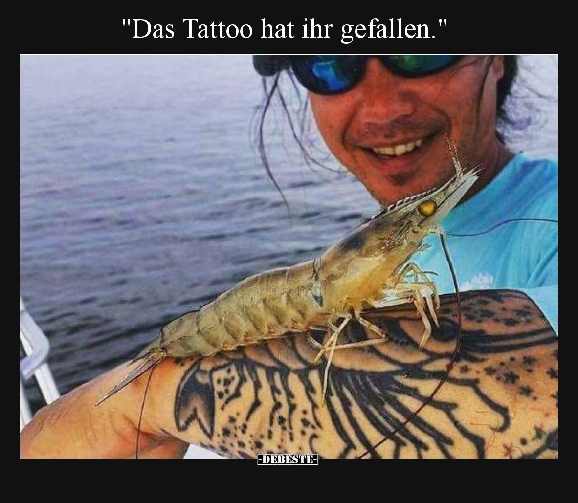 Das Tattoo hat ihr gefallen.