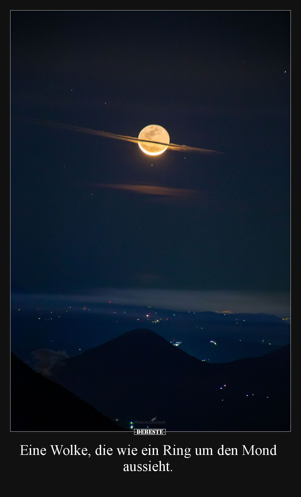 Eine Wolke, die wie ein Ring um den Mond aussieht.