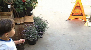 Junge springt in Pfütze