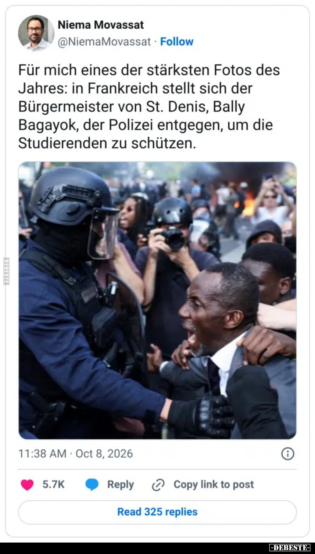 Für mich eines der stärksten Fotos des Jahres: in Frankreich stellt sich der Bürgermeister von St. Denis, Bally Bagayok, der ...