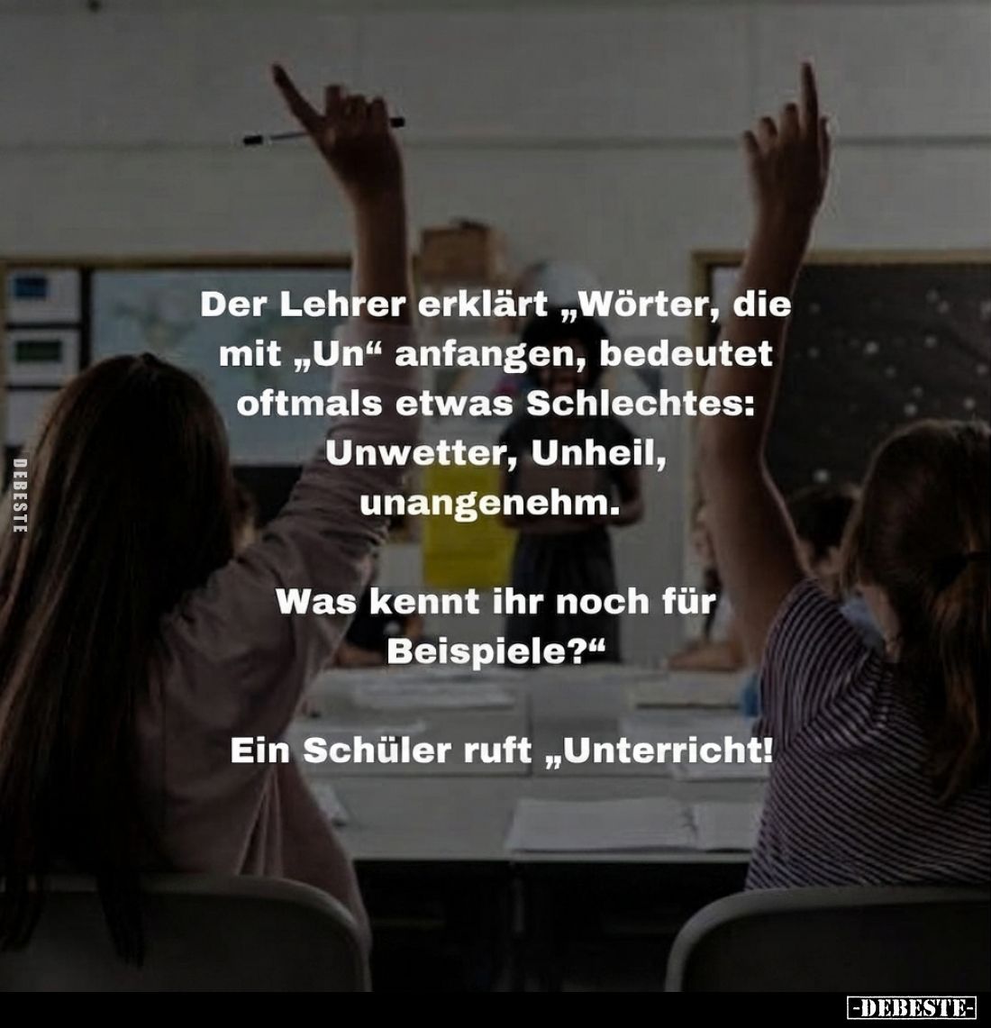 Der Lehrer erklärt „Wörter, die mit „Un" anfangen, bedeutet oftmals etwas Schlechtes: Unwetter, Unheil, unangenehm.
Was...